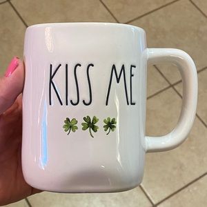 🍀RAE DUNN KISS ME MUG